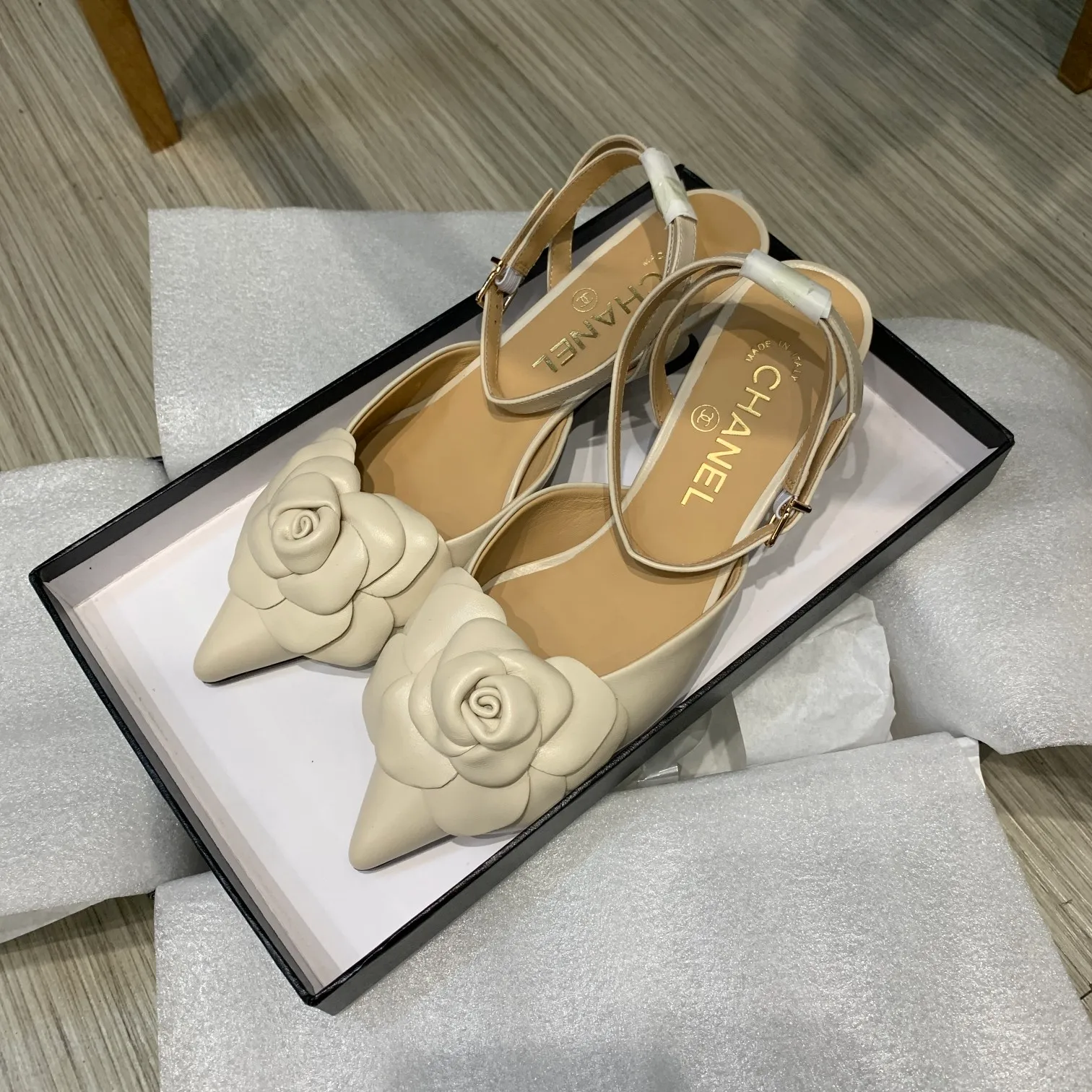 👟👟Ex-factory price 600👟👟 🍀Chanel's new flagship series of sandals in the counter are newly released 2022S summer series, exquisite retro shoes, the latest camellia flower design of Jindian Xiaoxiang on the upper is exquisite and fashionable, a popular model among domestic and foreign bloggers Upper: original Italian imported sheepskin original one-to-one sheepskin handmade camellia🌸 Inner lining: imported mixed sheepskin lining Outsole: Genuine leather outsole imported from Italy Size number: 35-39 (40, 41 customization is non-returnable) Heel height: 4cm Delivered with luxurious latest counter packaging